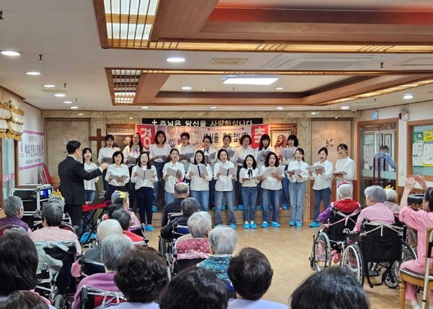 안양시 동안구여성합창단, 해피전문요양원에서 ‘찾아가는 음악회’ 개최
